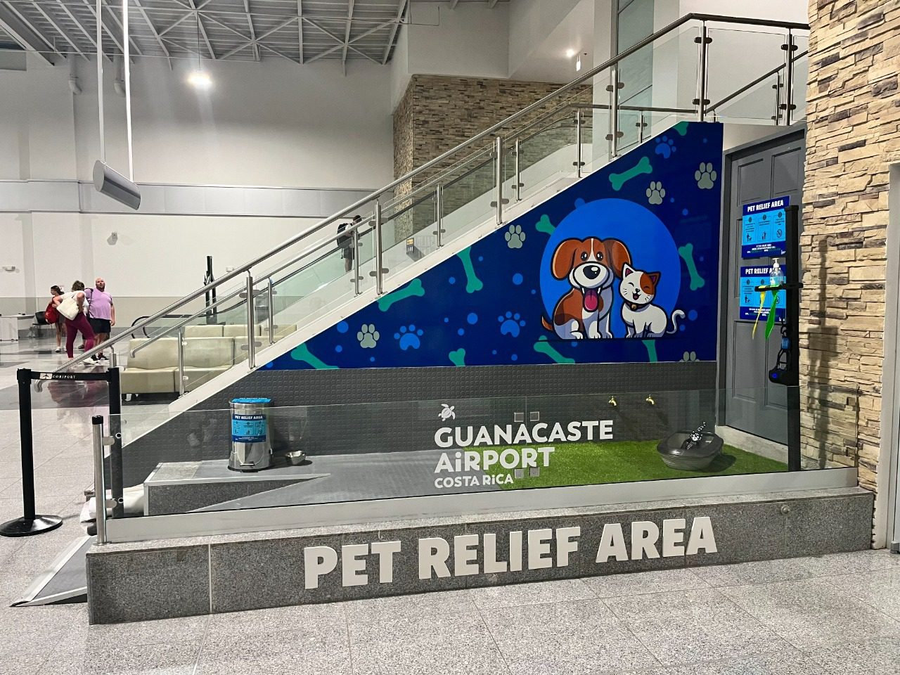 Aeropuerto de Guanacaste estrena zona de mascotas y cargadores eléctricos de pedal