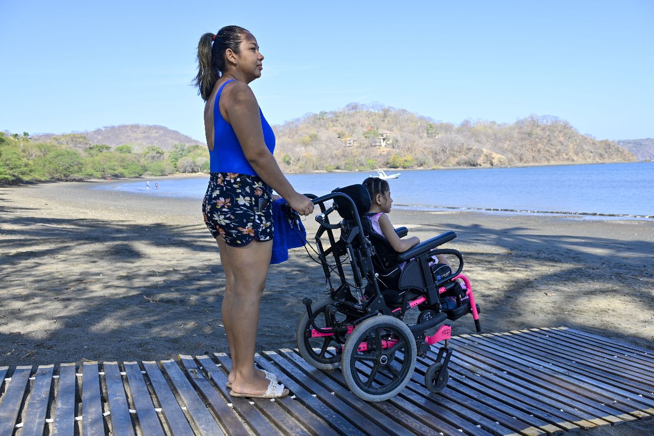Playa Panamá estrena pasarela de sillas de ruedas y cambiador inclusivo
